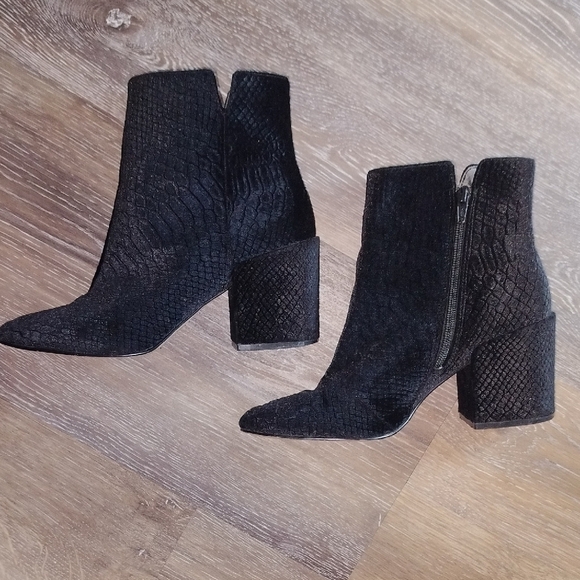 Aldo Black Textured Ankle Booties with Side Zipper - Picture 4 of 7